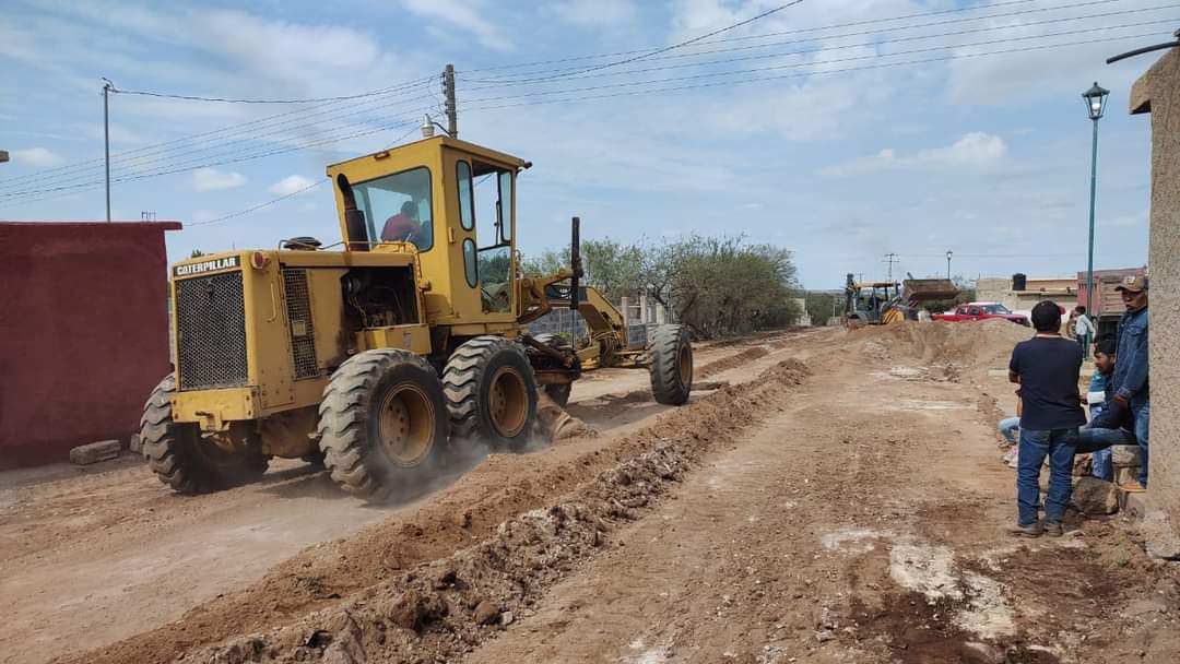 Rehabilitan calle en la comunidad Los Pozos 