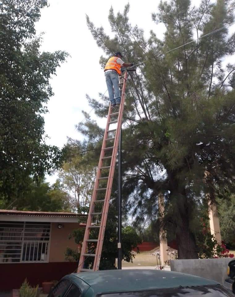 Rehabilitan y dan mantenimiento al alumbrado público de Apozol