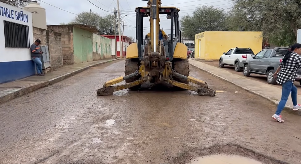 Pavimentan calles en Bañón
