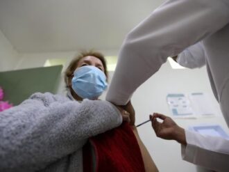 ¿Te duele el brazo por la vacuna contra la influenza?