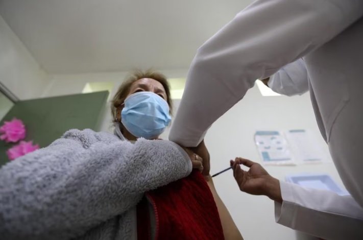 ¿Te duele el brazo por la vacuna contra la influenza?