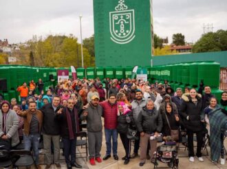 Entrega tinacos Jorge Miranda a cientos de familias