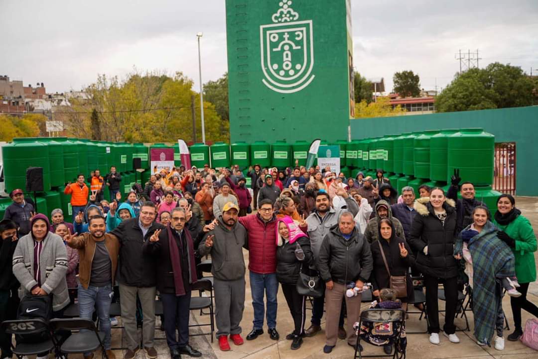 Entrega tinacos Jorge Miranda a cientos de familias