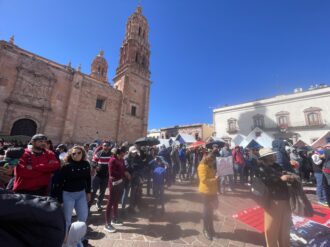 Exigen maestros que AMLO les cumpla con el aumento salarial