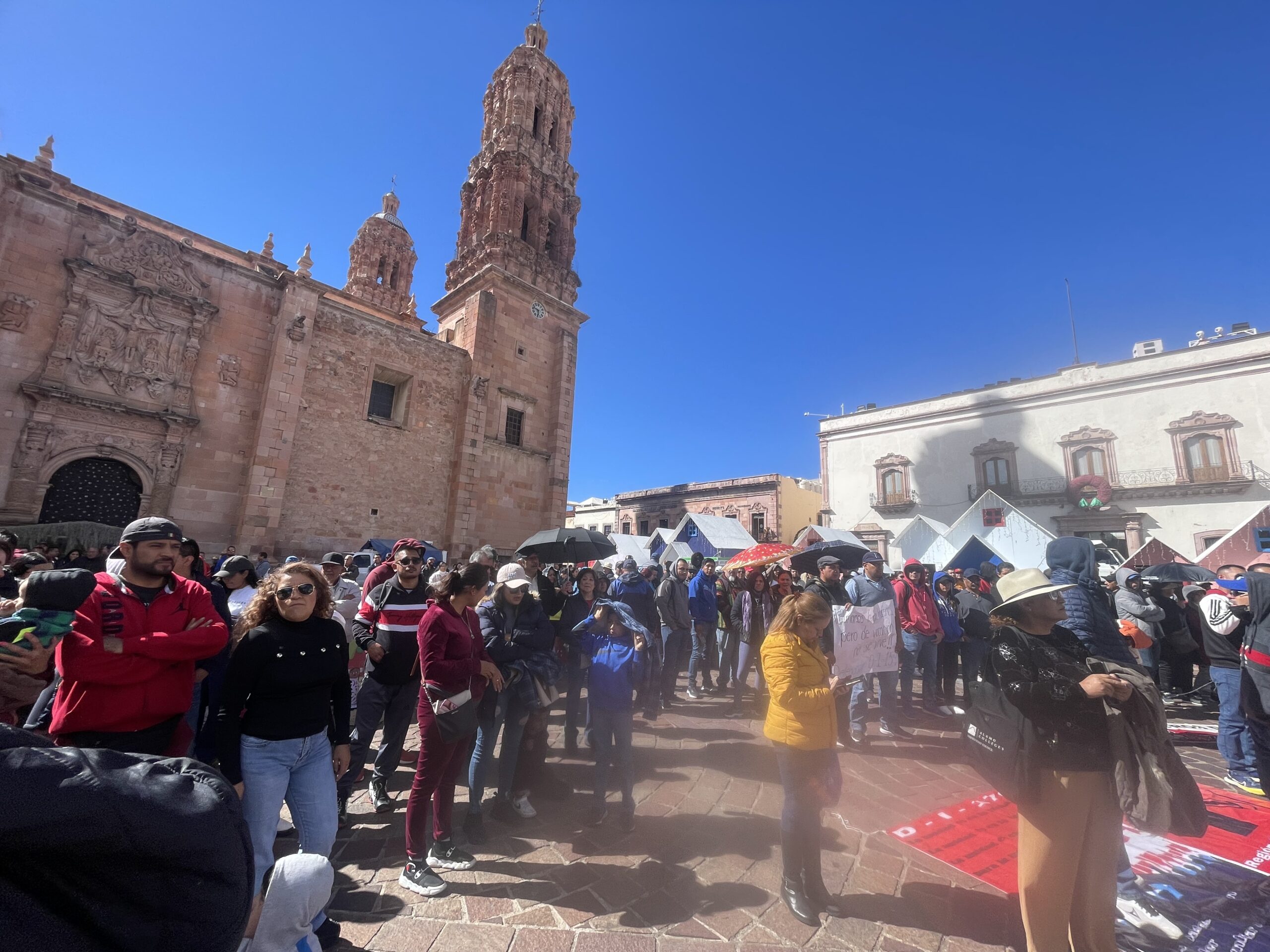 Exigen maestros que AMLO les cumpla con el aumento salarial