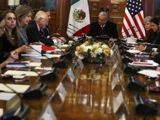 Se reúne AMLO con altos funcionarios de EU para hablar de migración en Palacio Nacional