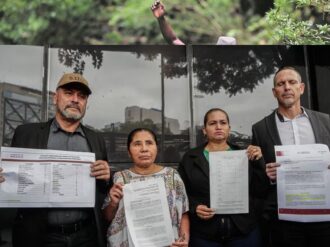 Familia LeBarón y Ceci Flores, madre buscadora, presentan denuncia en FGR por subregistro de muertos y desaparecidos