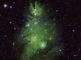 NASA captura un grupo de estrellas con forma de árbol de Navidad