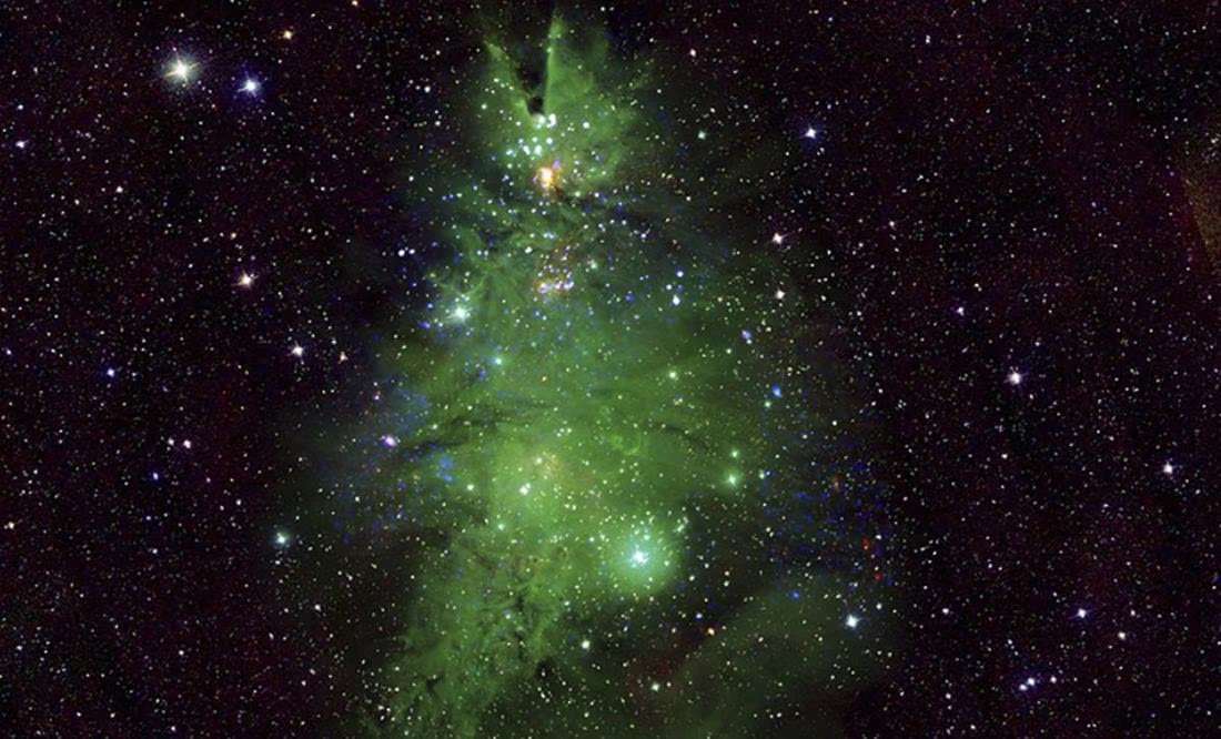 NASA captura un grupo de estrellas con forma de árbol de Navidad 