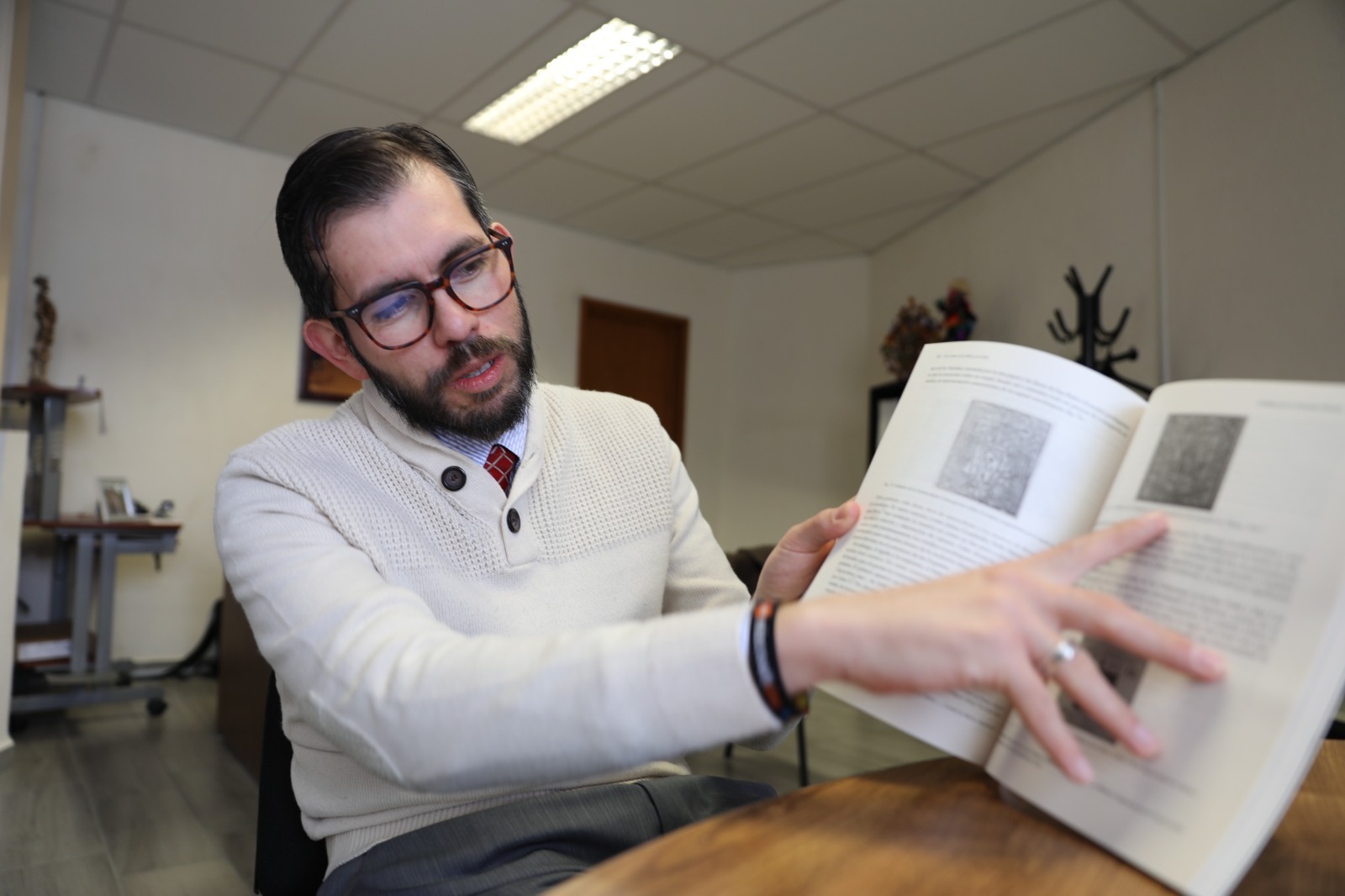 Publica Salvador Lira su libro tras 10 años de investigación