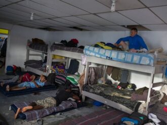 Atienden en albergues a migrantes 