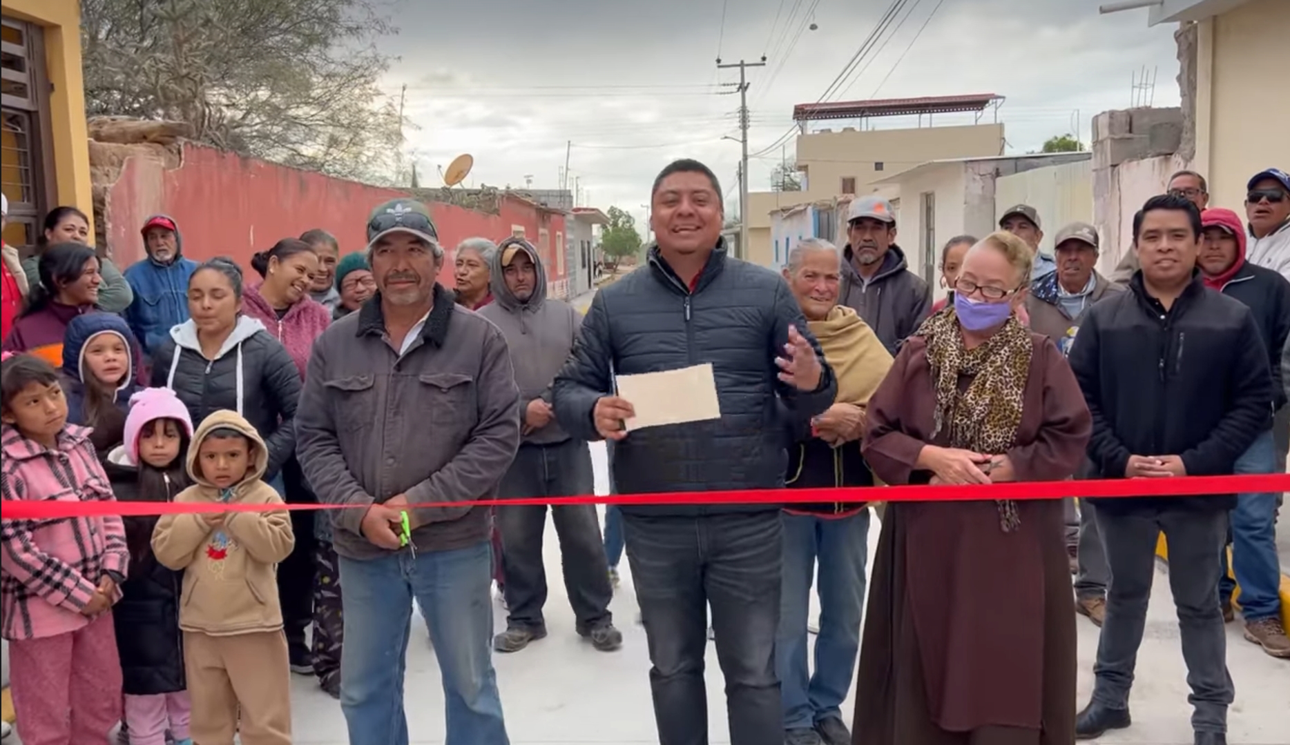 Pavimentan calle en El Rucio 