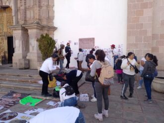 Se manifiestan familiares de desaparecidos contra AMLO