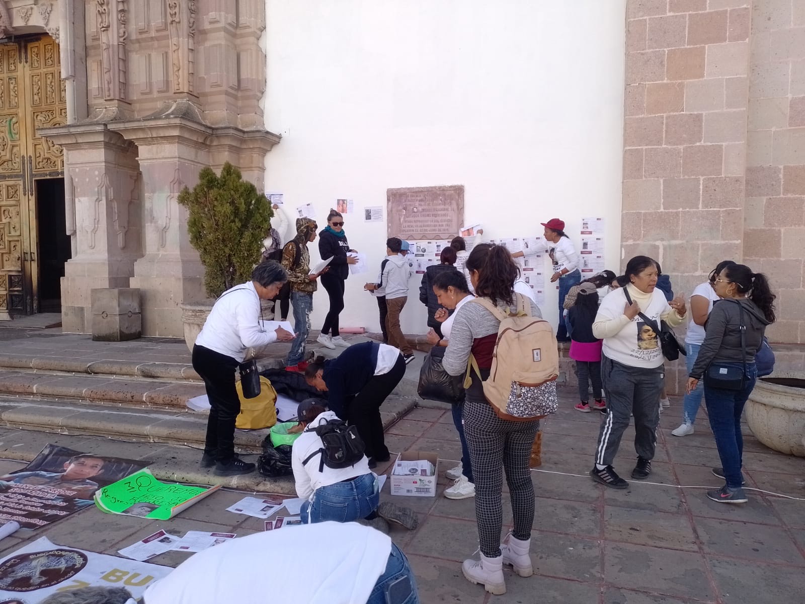 Se manifiestan familiares de desaparecidos contra AMLO