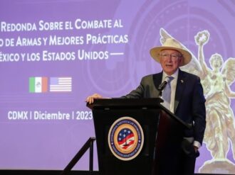 El 70% de las armas que llegan a México proviene de Estados Unidos: Ken Salazar