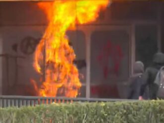 Grupo de manifestantes prenden fuego a una de las puertas de la Torre de Rectoría de la UNAM