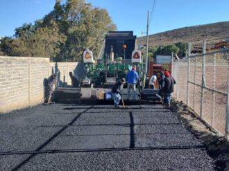 Pavimentan calle en Casa de Cerros 