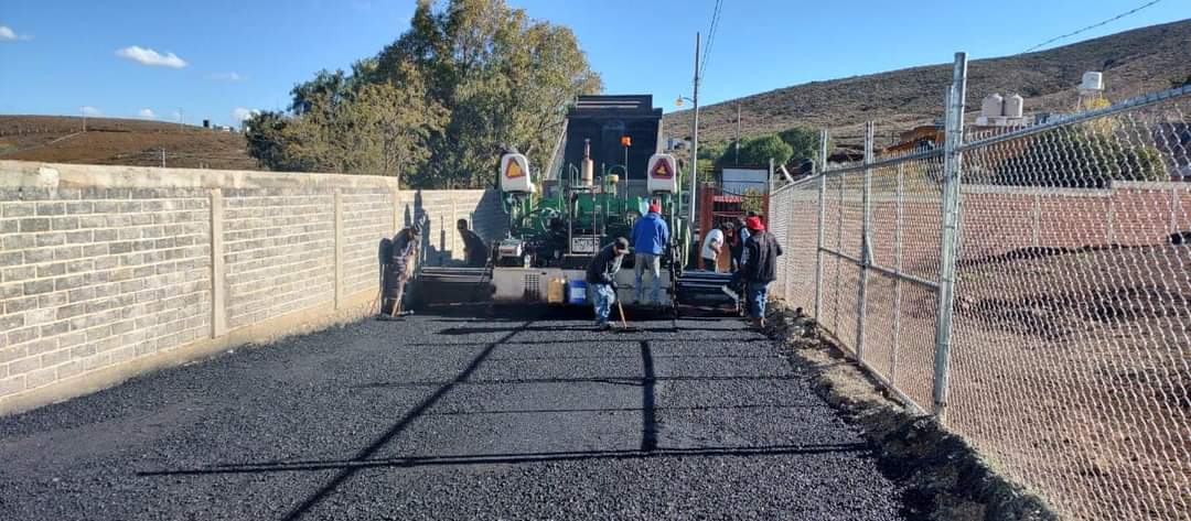Pavimentan calle en Casa de Cerros 