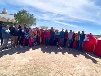 Llevan tinacos a Purísima de Abajo