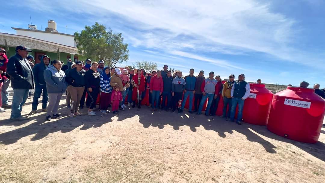 Llevan tinacos a Purísima de Abajo