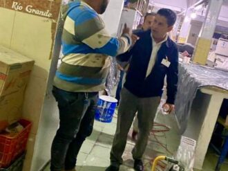 Visita Mario Córdova a trabajadores en mercados 