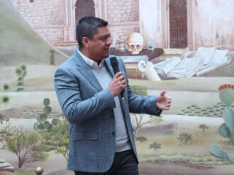 Inician la semana con honores 