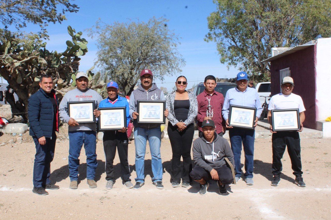 Reconocen a futbolistas 