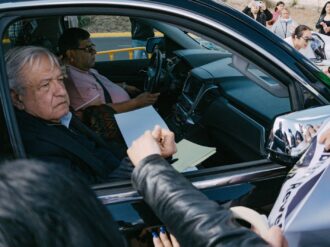 Entre reclamos reciben a AMLO