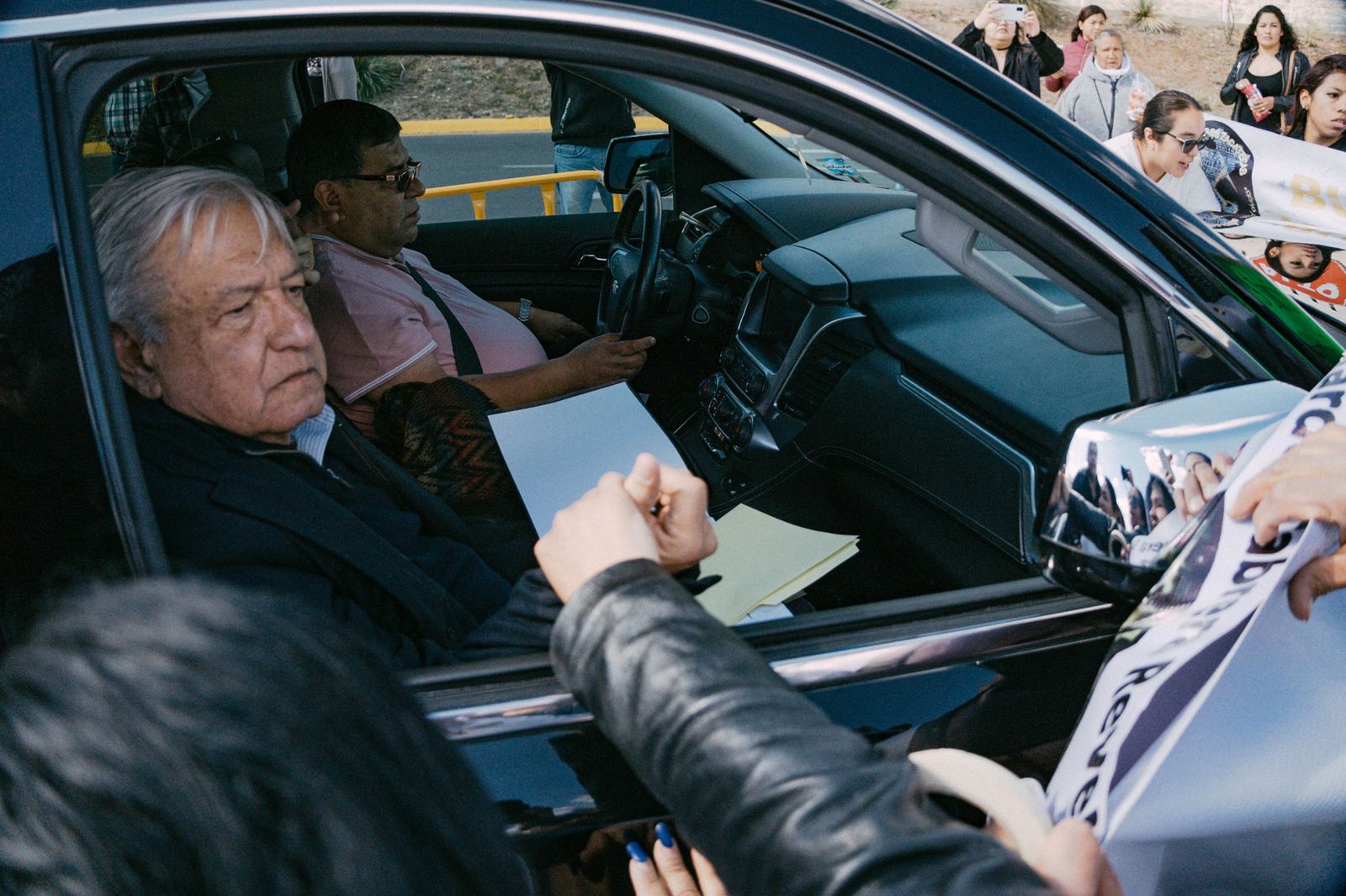 Entre reclamos reciben a AMLO