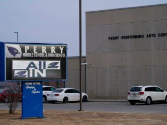 Muere director de escuela de Iowa que arriesgó la vida para proteger a sus alumnos en tiroteo