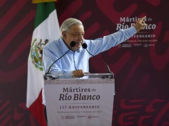 ¿En qué consisten las dos iniciativas de reforma de AMLO al salario mínimo y pensiones?
