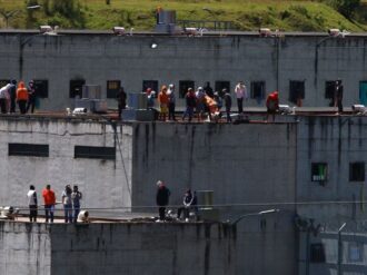 Hay 139 funcionarios de prisiones retenidos en 5 cárceles de Ecuador