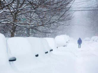 Al menos 3 muertos y miles de personas sin electricidad por tormenta invernal en EU