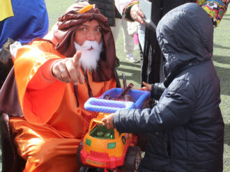 Regalan juguetes a niños de escasos recursos