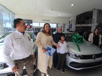 Reciben autos ganadores del sorteo navideño del Sntsa