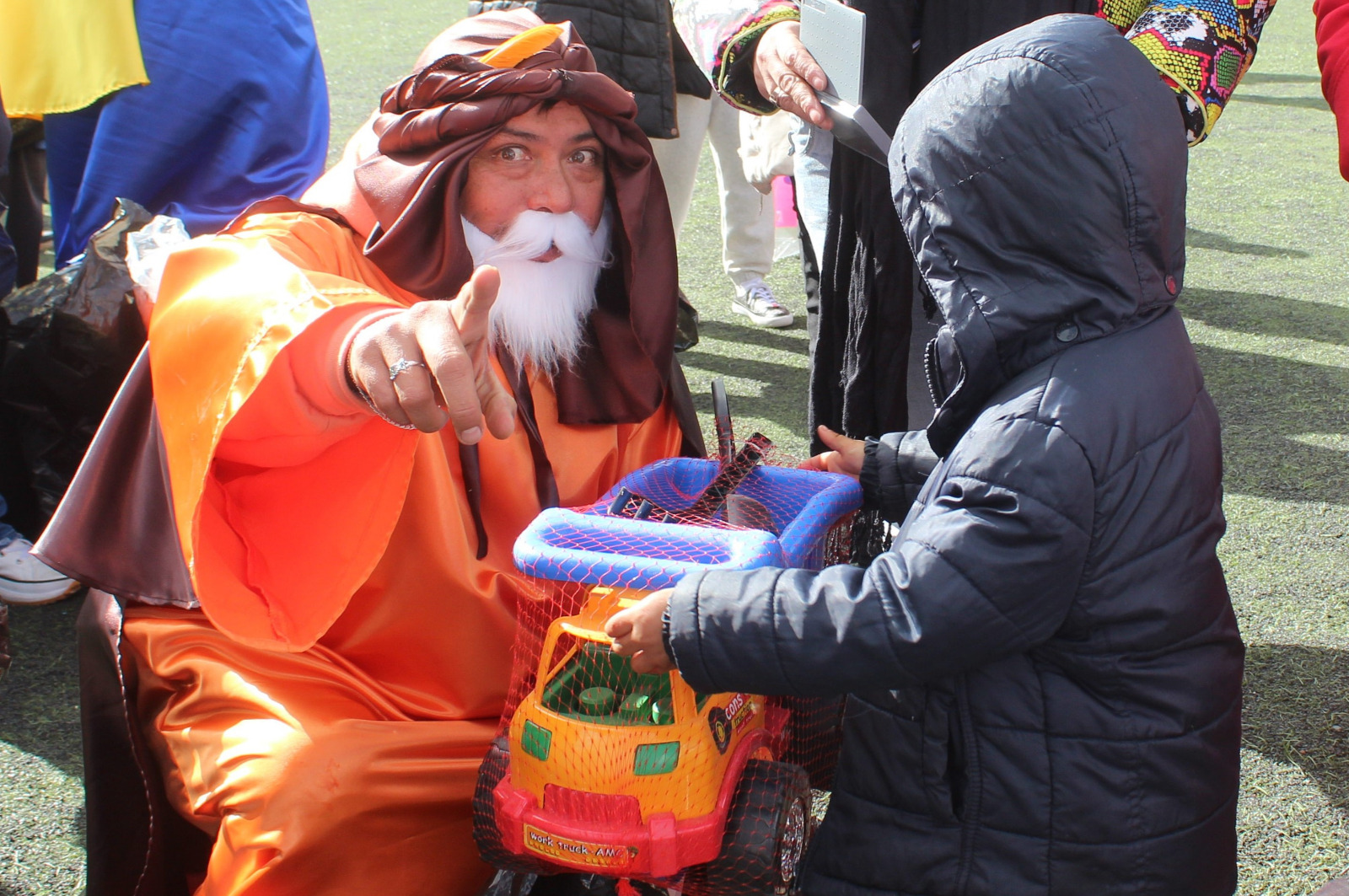 Regalan juguetes a niños de escasos recursos