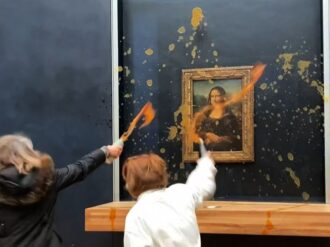 Activistas lanzan sopa al cristal que protege a la Mona Lisa en el Louvre