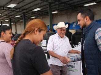 Entrega Hassan Garduño cisternas, tinacos y boilers
