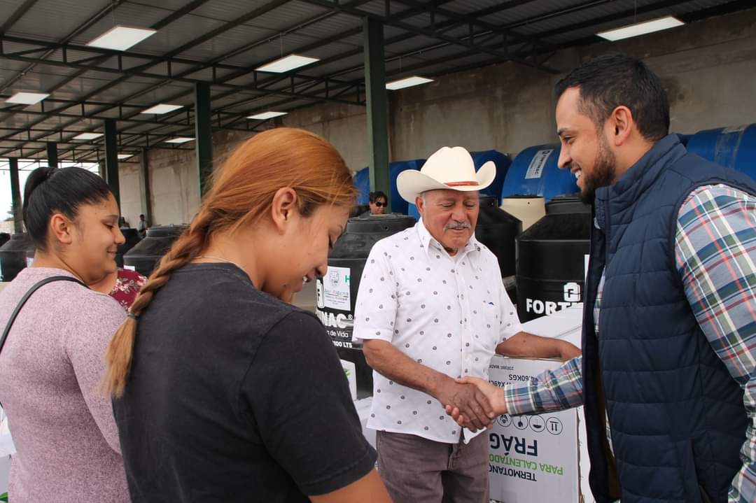 Entrega Hassan Garduño cisternas, tinacos y boilers