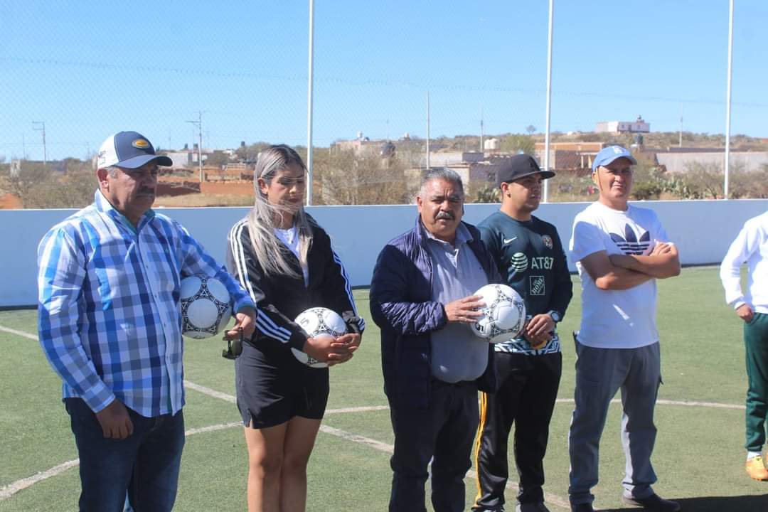 Rehabilitan cancha de futbol en Pánuco