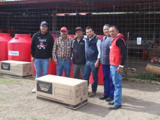 Entrega Omar Téllez tinacos y boilers en La Pendencia 