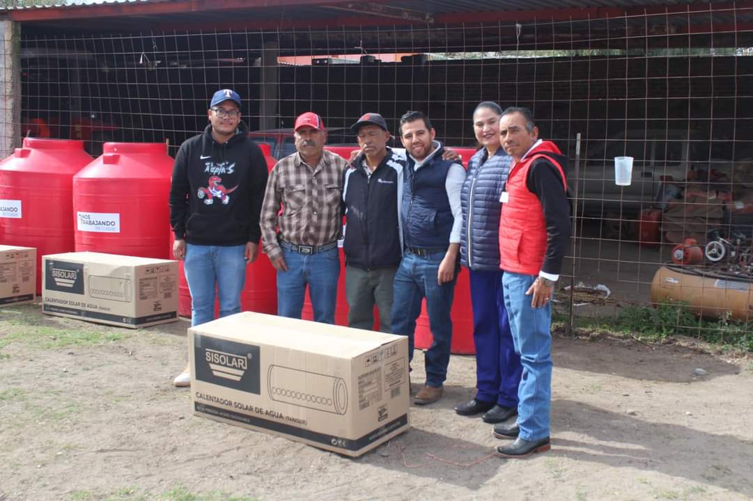Entrega Omar Téllez tinacos y boilers en La Pendencia 