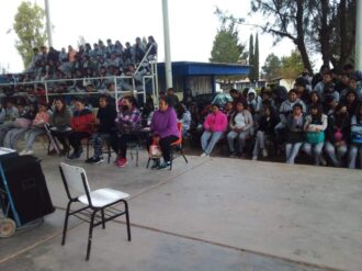 Orientan a adolescentes sobre adicciones