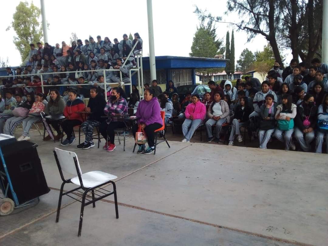 Orientan a adolescentes sobre adicciones