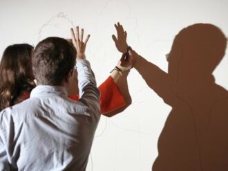 Lienzo en blanco, la obra de Yoko Ono que más llama la atención de Music of the mind, su nueva exhibición