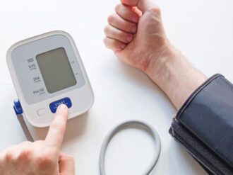 Personas con presión arterial cambiante, más propensas a sufrir un ataque cardíaco: estudio