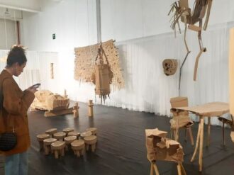 Aduanas retuvo sus obras y tuvieron que recrearlas con cartón en la Semana del Arte