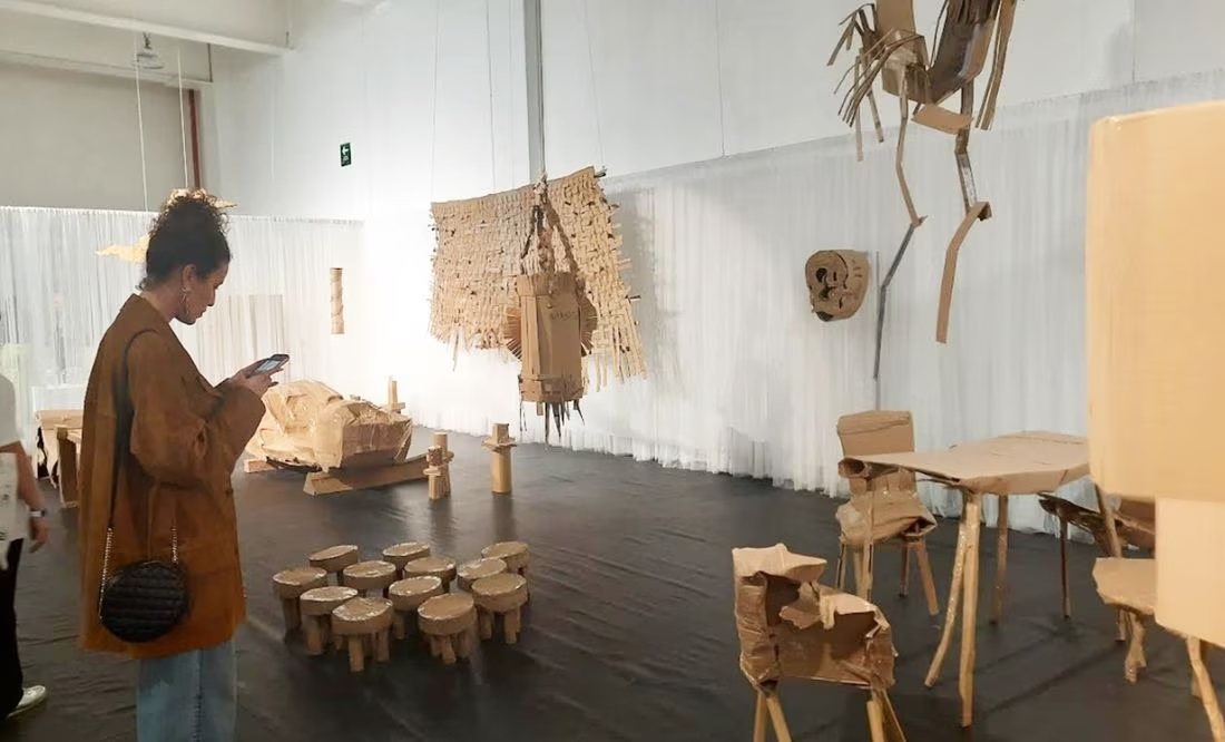 Aduanas retuvo sus obras y tuvieron que recrearlas con cartón en la Semana del Arte