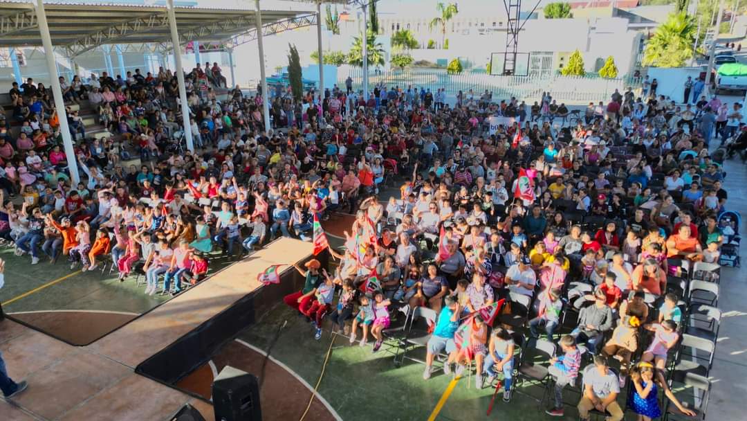 Festeja Mario Córdova a los niños en El Olímpico