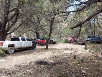 Destruyen campamentos y aseguran vehículos, explosivos y probable droga; también detienen a 4 en diferentes eventos